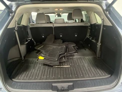 Used 2020 Toyota Highlander XLE AWD/4WD image 9