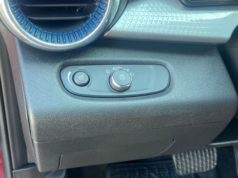 Used 2025 Chevrolet Trax LT w/ Driver Confidence Package image 23