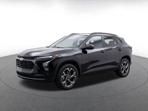 Used 2025 Chevrolet Trax LT w/ LT Convenience Package FWD image 3