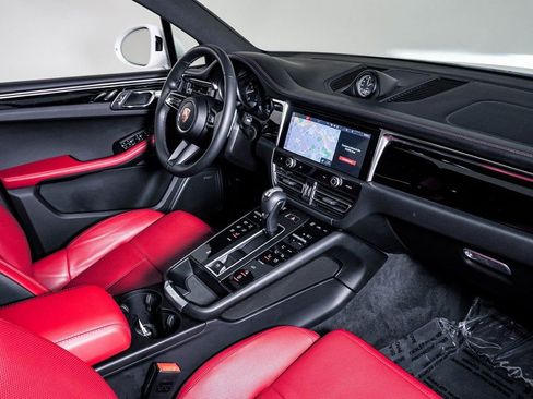Certified 2025 Porsche Macan image 14