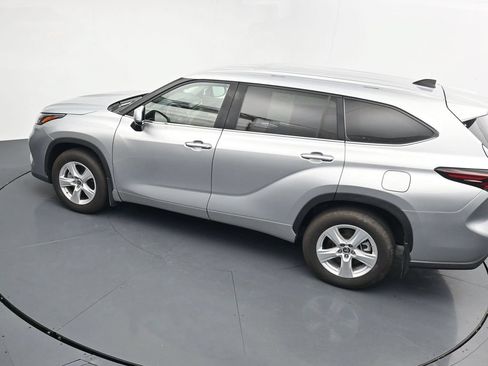 Used 2024 Toyota Highlander LE AWD/4WD image 27