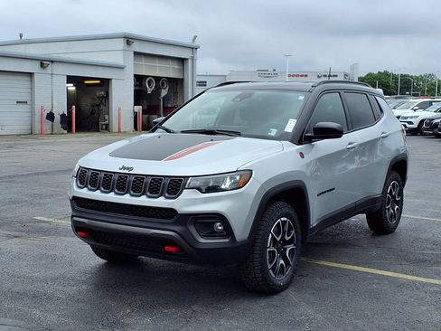 Certified 2025 Jeep Compass Trailhawk AWD/4WD image 2