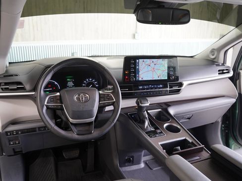 Used 2022 Toyota Sienna XLE w/ XLE Plus Package image 11