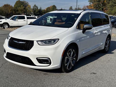 New 2026 Chrysler Pacifica Pinnacle image 3