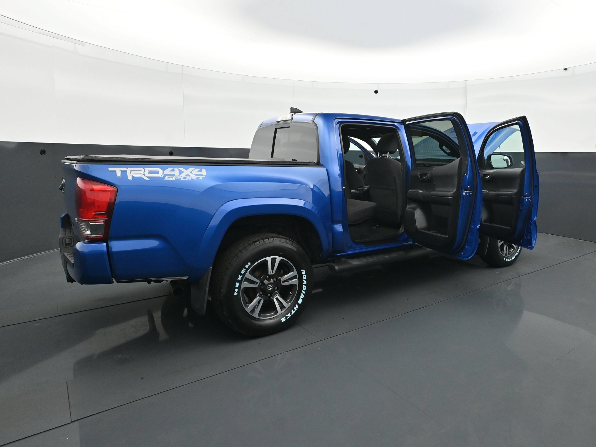 Used 2017 Toyota Tacoma TRD Sport w/ Premium & Technology Package AWD/4WD image 32
