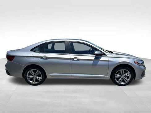Used 2024 Volkswagen Jetta SE FWD image 2