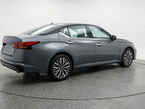Used 2025 Nissan Altima 2.5 SV FWD image 9