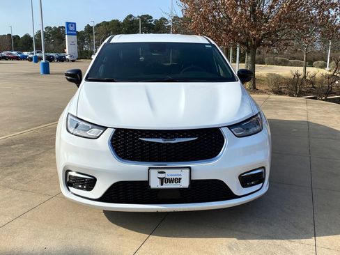 Used 2025 Chrysler Pacifica Select image 2