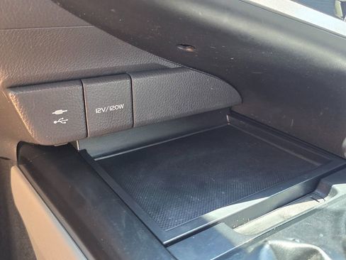 Used 2019 Toyota Camry SE w/ Carpet Mat Package FWD image 32