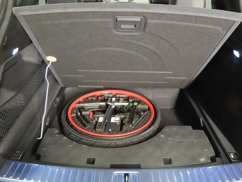 Certified 2024 Porsche Cayenne AWD/4WD image 46