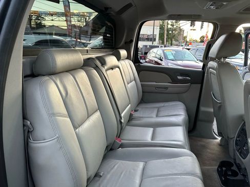 Used 2010 Chevrolet Avalanche LT w/ Luxury Package image 15