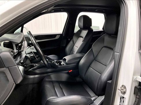 Used 2024 Porsche Cayenne image 8