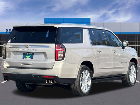 Used 2023 Chevrolet Suburban High Country w/ LPO, Illumination Package AWD/4WD image 4