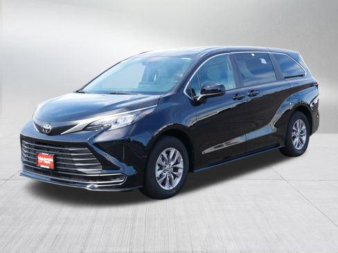 Certified 2026 Toyota Sienna LE FWD image 3