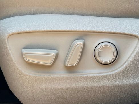 Used 2023 Toyota Highlander XLE FWD image 28