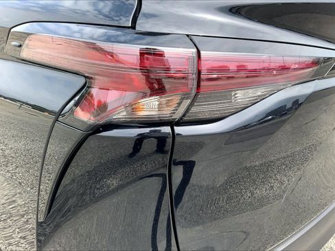 Used 2024 Toyota Sienna LE FWD image 28