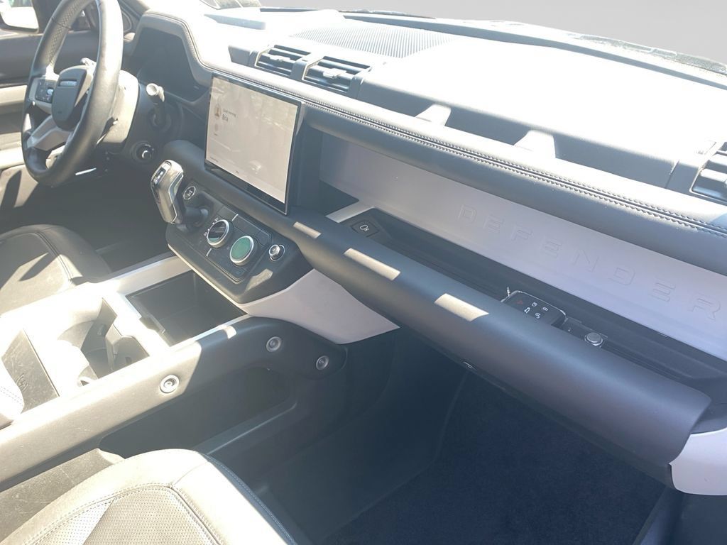 Used 2025 Land Rover Defender 130 X-Dynamic SE AWD/4WD image 10