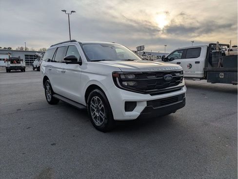 Certified 2025 Ford Expedition Active image 4