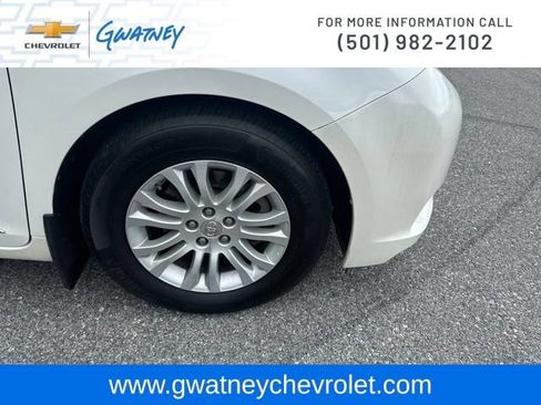 Used 2015 Toyota Sienna XLE Premium FWD image 12