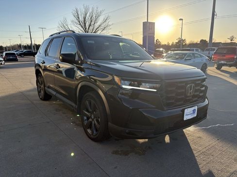 Used 2025 Honda Pilot Sport image 3