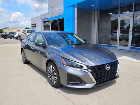 Used 2025 Nissan Altima 2.5 SV FWD image 3