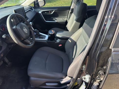 Used 2021 Toyota RAV4 LE image 16