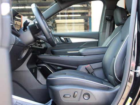 Used 2025 Buick Enclave Preferred FWD image 18