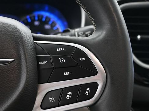 Used 2023 Chrysler Pacifica Touring-L FWD image 33