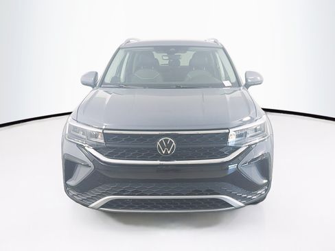 Used 2023 Volkswagen Taos SE w/ Panoramic Sunroof Package FWD image 2
