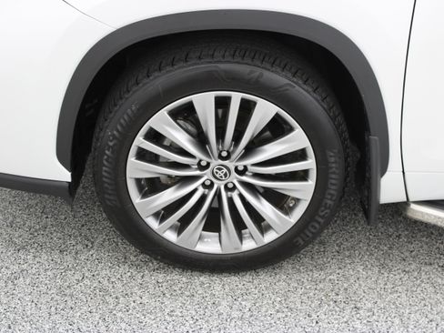 Used 2024 Toyota Highlander Platinum FWD image 11