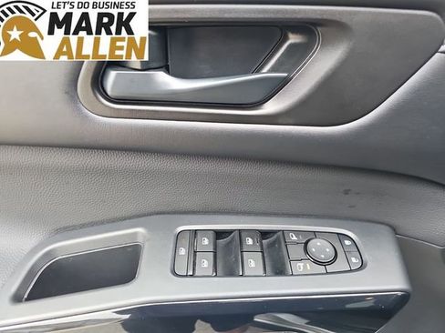 Used 2025 Nissan Pathfinder SV FWD image 22