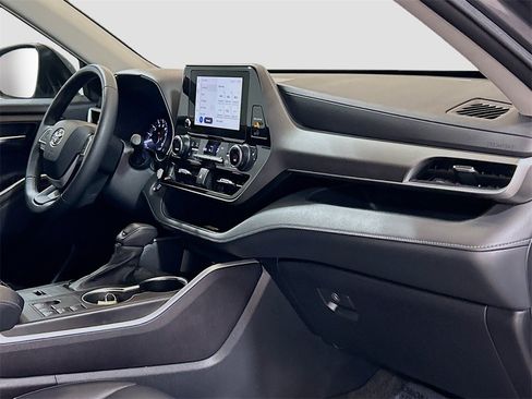 Used 2023 Toyota Highlander XLE image 26