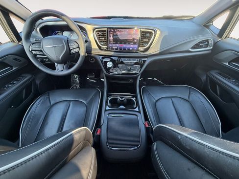 Used 2023 Chrysler Pacifica Limited w/ Uconnect Theater Family Group FWD image 11