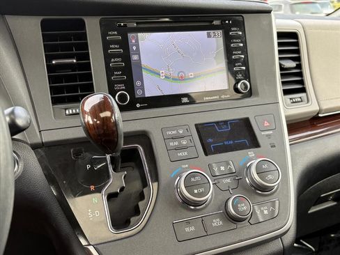 Used 2020 Toyota Sienna Limited Premium w/ Carpet Mat Package AWD/4WD image 10