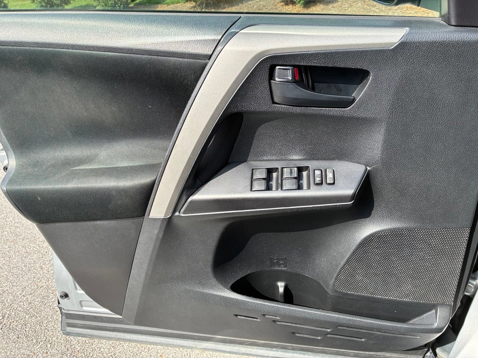 Used 2018 Toyota RAV4 LE FWD image 12