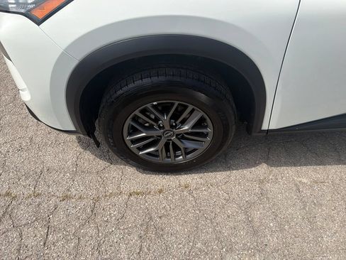 Used 2024 Nissan Rogue S AWD/4WD image 10