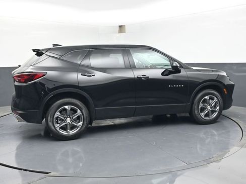 Used 2025 Chevrolet Blazer LT FWD image 3