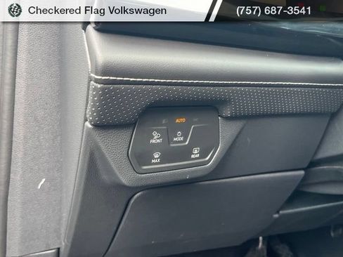 Used 2025 Volkswagen Atlas SE FWD image 16