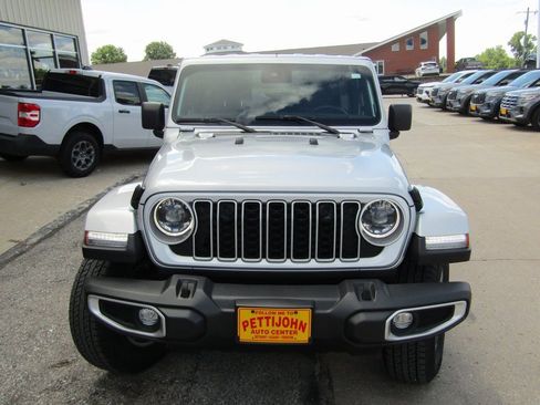 Used 2024 Jeep Wrangler Sahara image 13