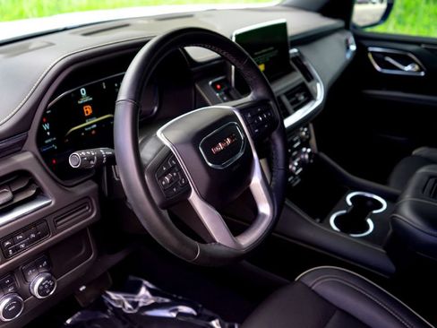 Used 2023 GMC Yukon XL SLT w/ SLT Luxury Package AWD/4WD image 10