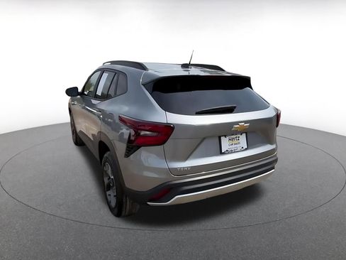 Used 2025 Chevrolet Trax LT FWD image 11