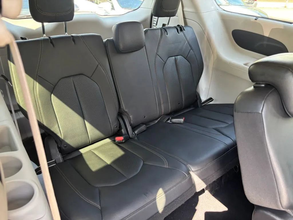 Used 2019 Chrysler Pacifica Touring-L FWD image 18