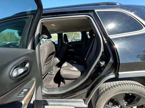 Used 2017 Jeep Cherokee Sport FWD image 11
