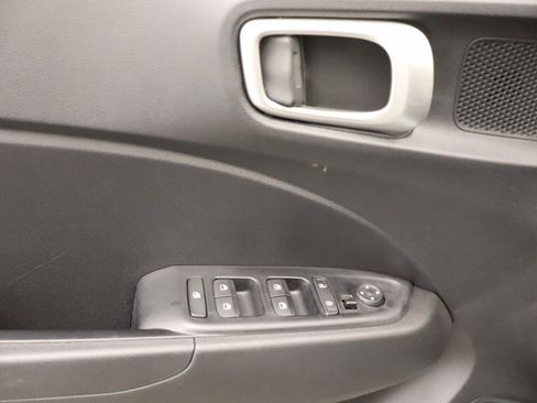 Used 2025 Hyundai Venue SE image 17