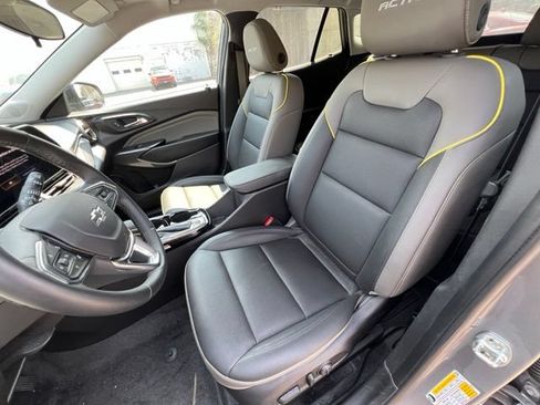 Used 2025 Chevrolet Trax ACTIV w/ Sunroof Package FWD image 11