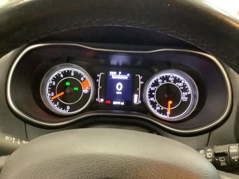 Used 2019 Jeep Cherokee Latitude Plus AWD/4WD image 8