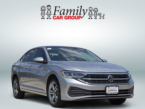 Used 2024 Volkswagen Jetta SE w/ Panoramic Sunroof Package FWD image 2