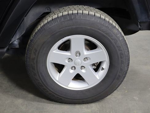 Used 2012 Jeep Wrangler Unlimited Sahara w/ Connectivity Group AWD/4WD image 33