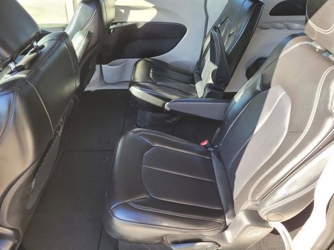 Used 2023 Chrysler Pacifica Touring-L image 16