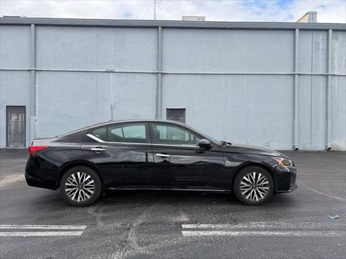 Used 2024 Nissan Altima 2.5 SV FWD image 9